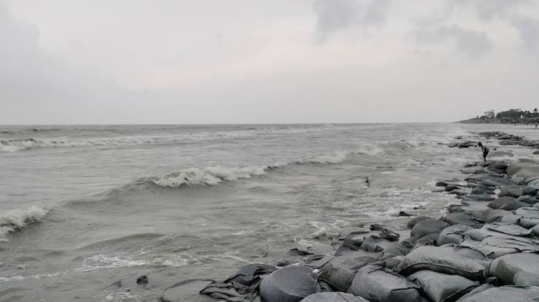 পূর্ণিমার জোয়ারের প্রভাব, বেড়েছে বঙ্গোপসাগরের পানির উচ্চতা