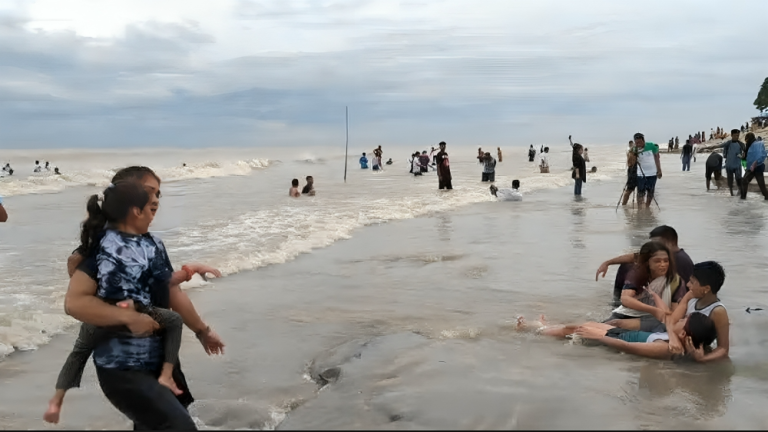 ঝড়ের মধ্যে কুয়াকাটায় পর্যটকদের আনন্দ, ব্যবসায়ীদের দুশ্চিন্তা