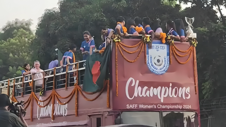 ছাদখোলা বাসে নারী ফুটবল দলের বিজয় প্যারেড শুরু