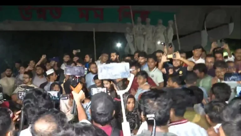 ছাত্রলীগকে নিষিদ্ধ করায় ঢাবিতে আনন্দ মিছিল