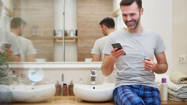 টয়লেটে ফোন ব্যবহারের কারণে স্বাস্থ্যঝুঁকি