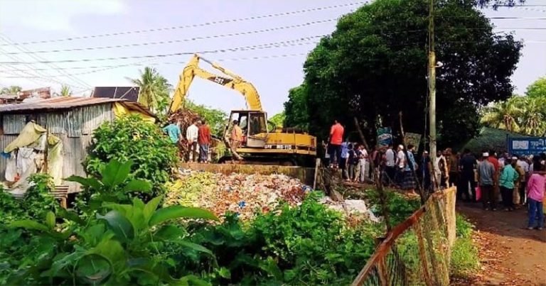অবশেষে দুমকির পীরতলা খালের ময়লা অপসারণ শুরু