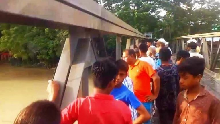 ঝালকাঠিতে ব্রিজ থেকে খালে পড়ে নারী নিখোঁজ