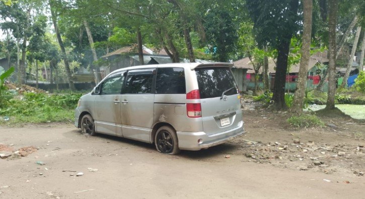 পিরোজপুর জেলা বিএনপির সদস্য সচিবের গাড়িতে আগুন