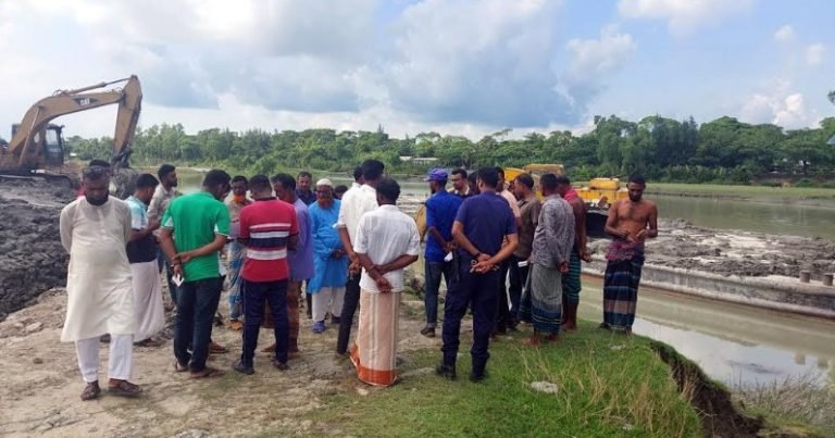 কলাপাড়ায় নদী থেকে অবৈধভাবে মাটি কাটার দায়ে জরিমানা