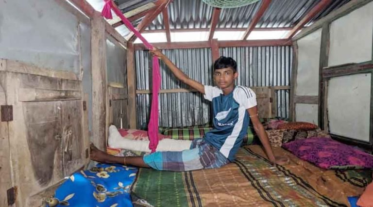 অর্থের অভাবে চিকিৎসা হচ্ছে না দশমিনার যুবক রবিউলের