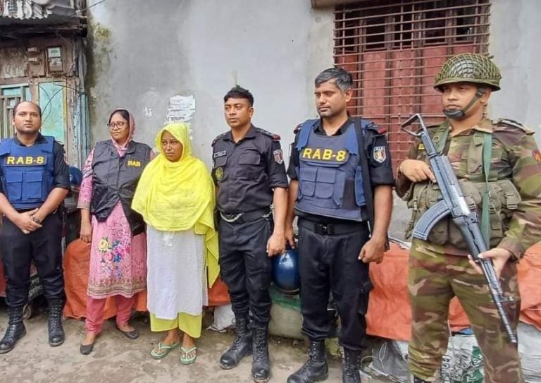 বরিশাল যৌথ বাহিনীর অভিযান নারী মাদক ব্যবসায়ী আটক