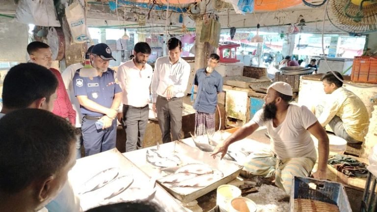 পটুয়াখালীতে পণ্যে অতিরিক্ত মূল্য রাখায় দুই ব্যবসায়ীকে জরিমানা