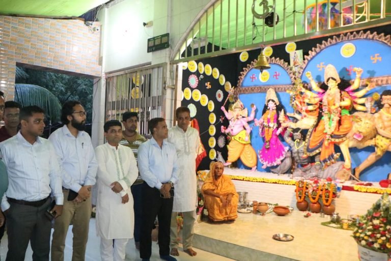 শারদীয় দুর্গাপূজা উপলক্ষে পূজা মণ্ডপ পরিদর্শন করেছেন বরিশাল জেলা প্রশাসক