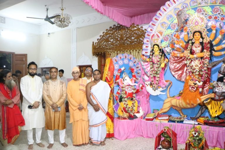 বরিশালে শারদীয় দুর্গাপূজার মন্ডপ পরিদর্শন করলেন জেলা প্রশাসক