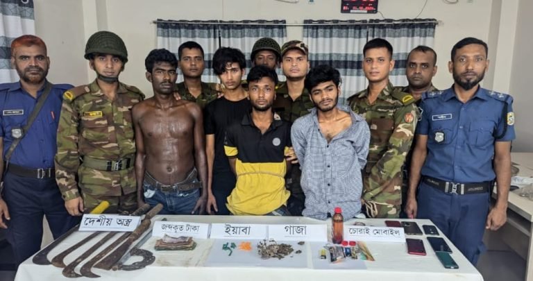 মঠবাড়িয়ায় যৌথ অভিযানে মাদক ও অস্ত্র উদ্ধার, ৪ জন আটক