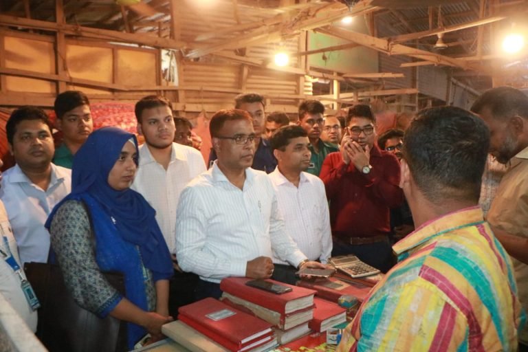 বরিশালে বাজার মনিটরিংয়ে জেলা প্রশাসক