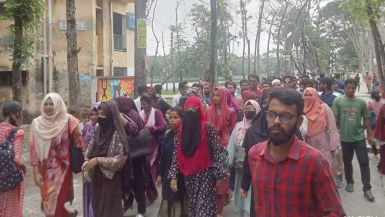 বিএম কলেজে উপাধ্যক্ষের যোগদানে শিক্ষার্থীদের বাধা