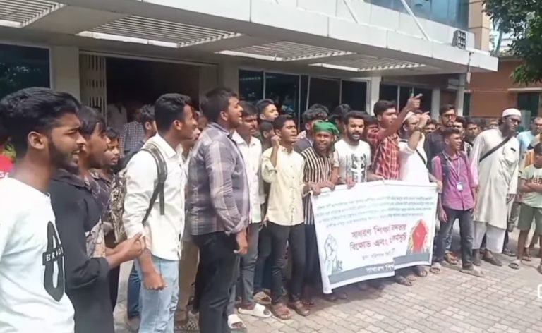 টানা ২০ বছর ধরে অনিশ্চিত নগরবাসীর ভাগ্য: বসিকের অনিয়ম দূর্নীতির প্রতিবাদে ছাত্র জনতা