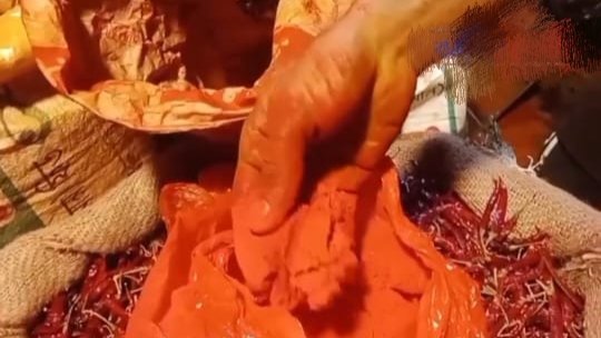 ভোলায় হলুদ মরিচে বিষাক্ত রং মিশানোর ভিডিও ভাইরাল, ভোক্তা অধিকার নীরব