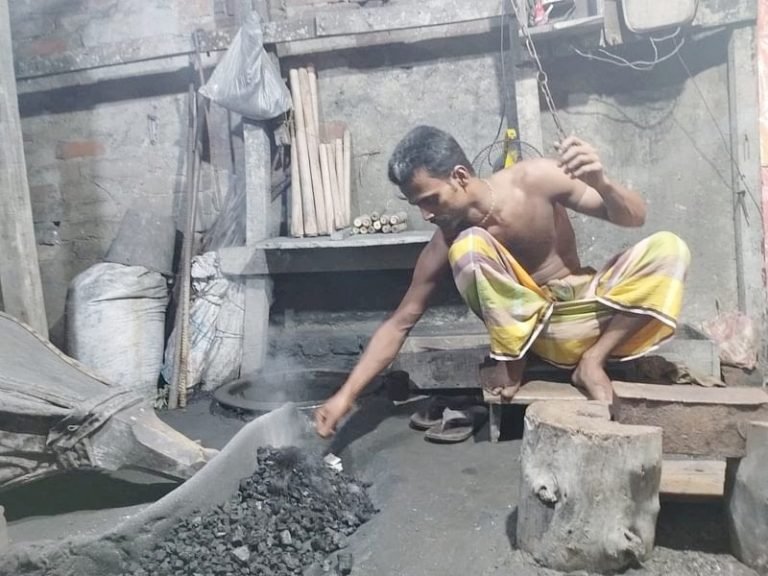 সংকটে পেশা, টিকে থাকার লড়াইয়ে কামার সৌরভ