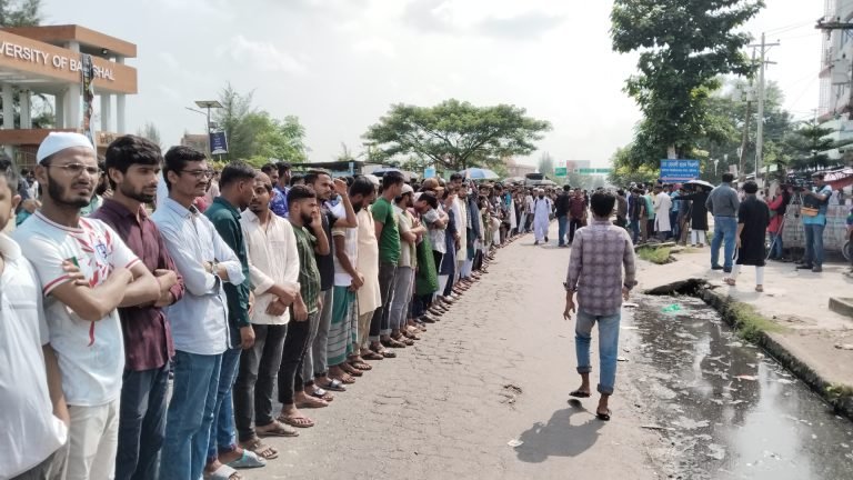 বরিশাল বিশ্ববিদ্যালয়ের ছাত্রীর মৃত্যুতে শিক্ষার্থীদের অবরোধ, সড়কে জানাজা