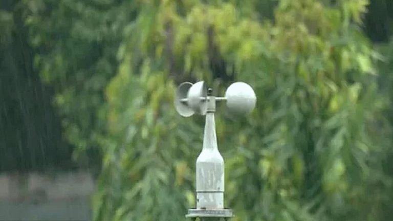 আজও থাকবে বৃষ্টি : সমুদ্রবন্দরে ৩ নম্বর সংকেত