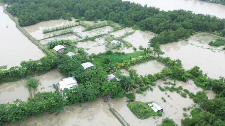 জলোচ্ছ্বাস আতঙ্কে পটুয়াখালীতে ৩০ হাজার মানুষের ঝুঁকিপূর্ণ বসবাস, দিন কাটে পানিবন্দী অবস্থায়