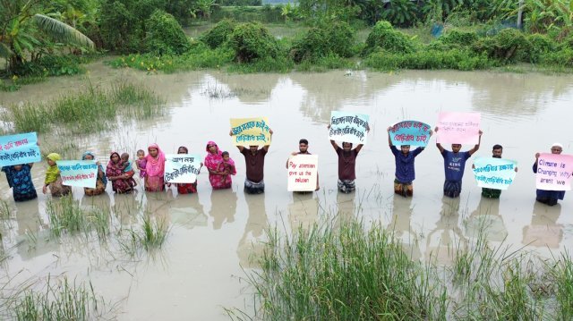 পটুয়াখালীতে বেড়িবাঁধের দাবিতে জোয়ারের পানিতে দাঁড়িয়ে প্রতিবাদ