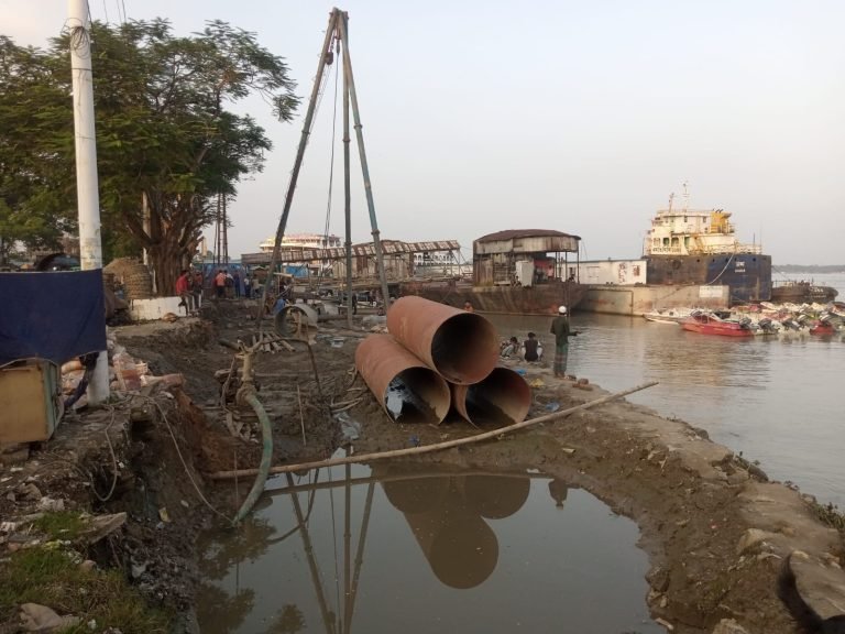 বরিশাল নদী বন্দর: লাভ-ক্ষতি নিয়ে কর্মকর্তা ও ঠিকাদারের নোটিশ-আবেদন
