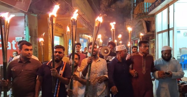 পটুয়াখালী‌তে গণঅ‌ধিকা‌রের মশাল মি‌ছিল