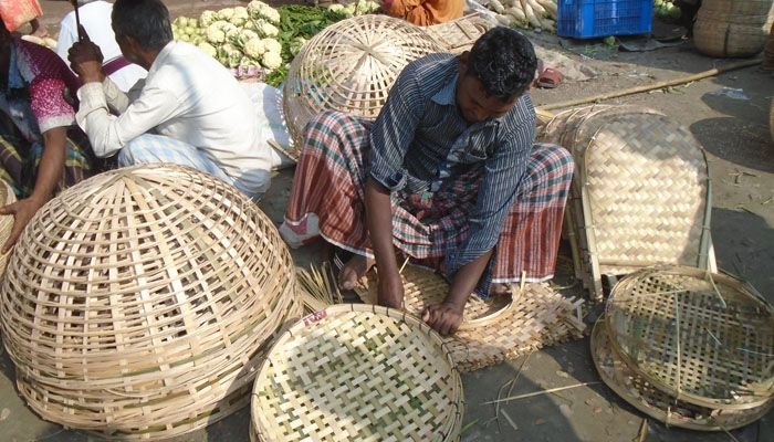 বরগুনায় প্লাস্টিক পণ্যের দাপটে বাঁশশিল্পে চরম দুর্দিন