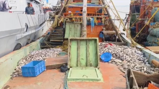 বঙ্গোপসাগরে ৩১ ভারতীয় জেলেসহ দুটি ট্রলার আটক