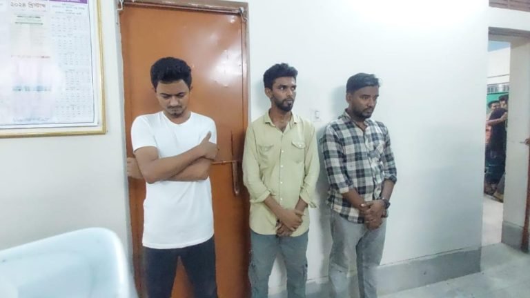 পবিপ্রবি তে হলে মাদক সরবরাহকালে ভিসির হাতে ৩ জন আটক