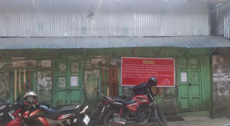 ভাড়া বকেয়া থাকায় বরগুনা জেলা আওয়ামী লীগ কার্যালয়ে তালা