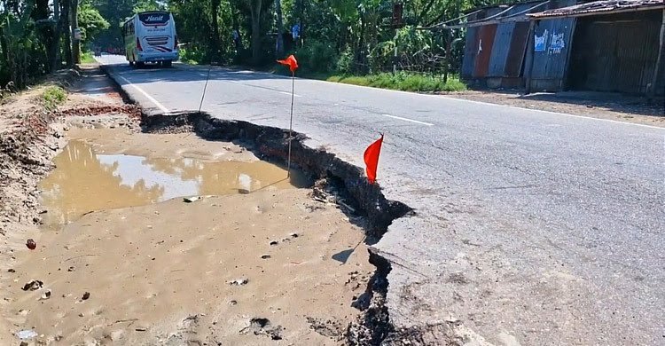 খানাখন্দে ভরা ঢাকা-বরিশাল মহাসড়কের ২৪ কিলোমিটার