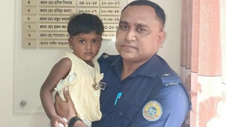 ভোলায় বাবা-মাকে খুঁজে পেতে কাঁদছে শিশুটি