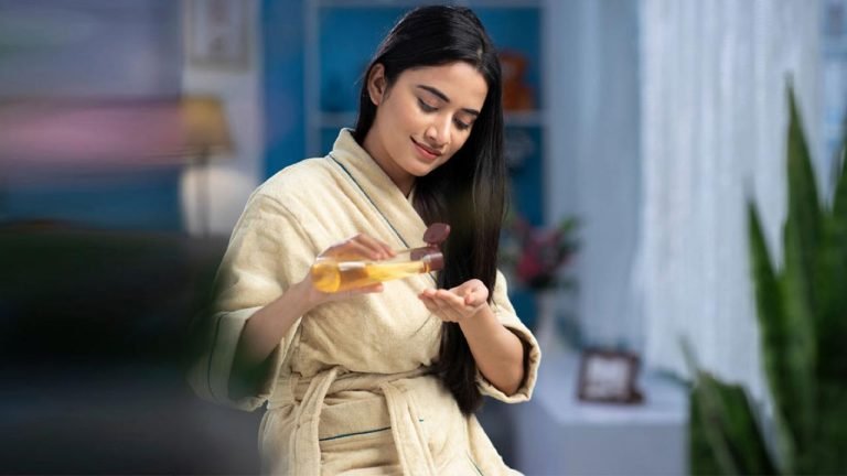 চুলে সরিষার তেল ব্যবহার করলে কী হয়?