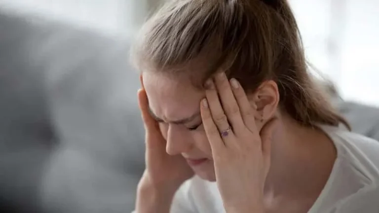 গরম থেকে মাথাব্যথার কারণ ও করণীয়: চিকিৎসকের পরামর্শ