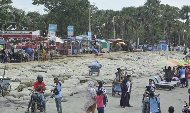 কুয়াকাটা সৈকতে অব্যবস্থাপনায় পর্যটক ভোগান্তি – কমিটির ভূমিকা নিয়ে প্রশ্ন