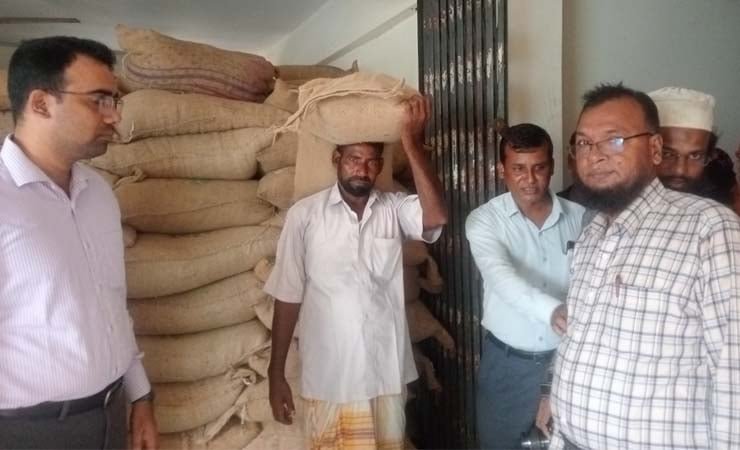 কুয়াকাটায় ১১শ’ জেলের মাঝে ভিজিএফের চাল বিতরণ