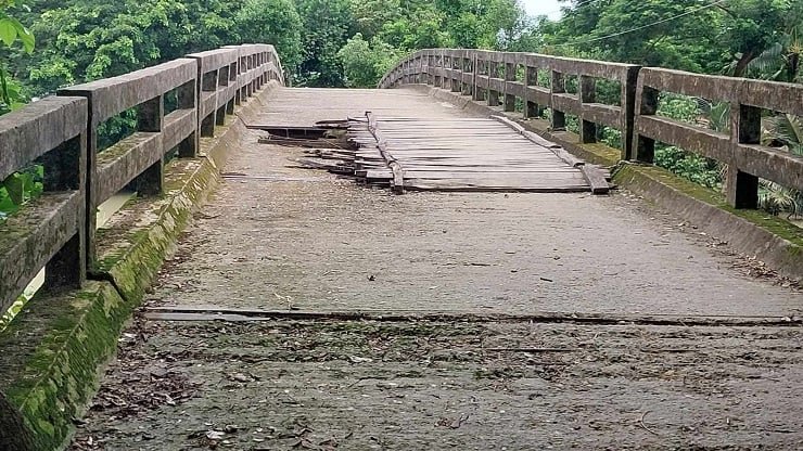 কলাপাড়ায় ঝুঁকিপূর্ণ আয়রন সেতু, ভোগান্তিতে এলাকাবাসী
