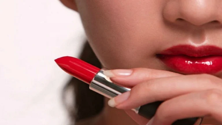 প্রতিদিন লিপস্টিক ব্যবহারে ঠোঁটের ক্ষতি হতে পারে?
