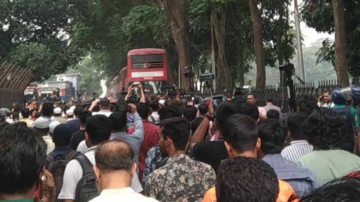 বেসরকারি বিশ্ববিদ্যালয়ের শিক্ষার্থীদের হাইকোর্ট ঘেরাও