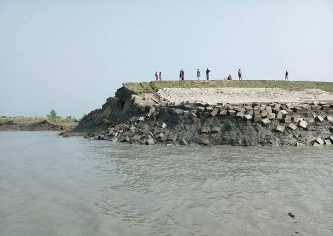 ভাঙনের হুমকিতে কাউখালীর আমরাজুরি ফেরিঘাট মসজিদ