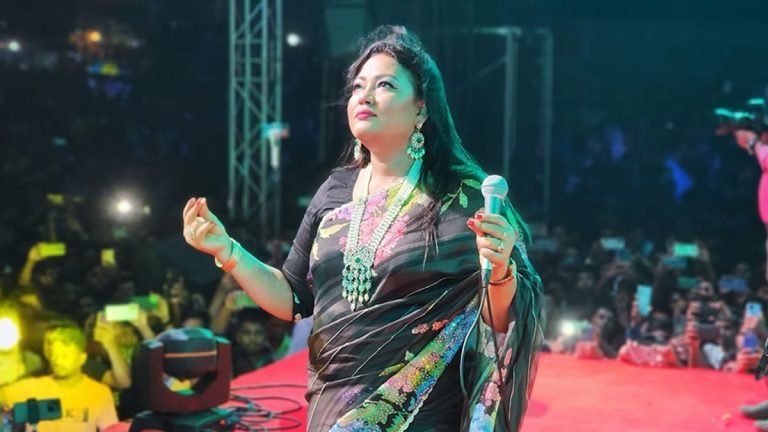  ‘অজ্ঞাত স্থান’ থেকে গান শোনালেন মমতাজ