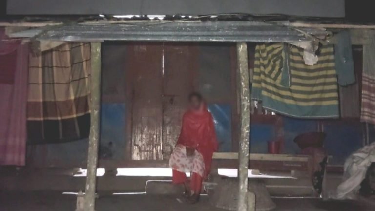 বিয়ের দাবিতে অনশনে প্রেমিকা – গয়না নিয়ে পালালো প্রেমিক