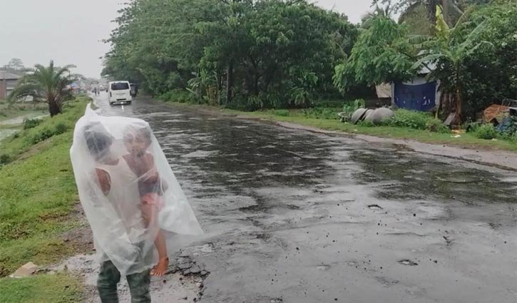 পটুয়াখালীতে টানা বৃষ্টি – বন্দরে ৩ নম্বর সতর্ক সংকেত