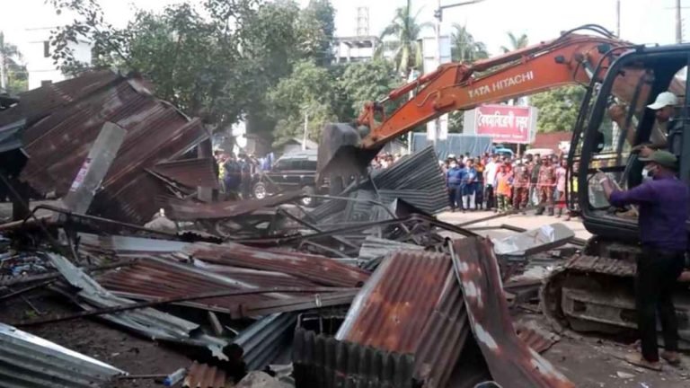 পিরোজপুরে দুই শতাধিক অবৈধ স্থাপনা উচ্ছেদ অভিযান