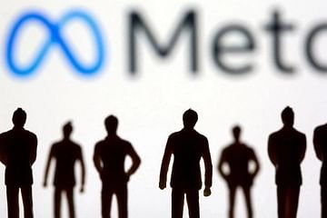 অদ্ভুত কারণে মেটাতে কর্মী ছাঁটাই