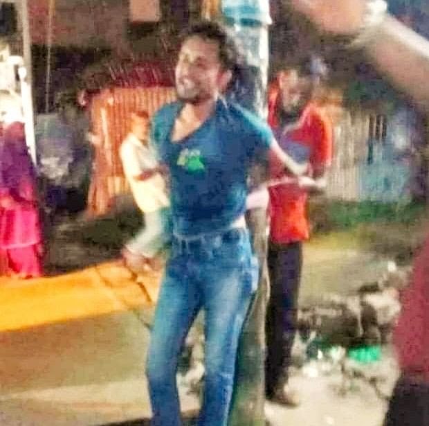 বরগুনায় যুবলীগ নেতাকে বিদ্যুতের খুঁটিতে বেঁধে নির্যাতন, পরে পুলিশে সোপর্দ