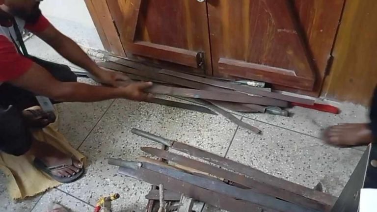 বেরোবি: ছাত্রলীগের রুমে বিপুল পরিমাণ দেশীয় অস্ত্র উদ্ধার