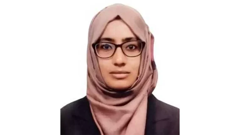 ঊর্মির দেশত্যাগে নিষেধাজ্ঞা
