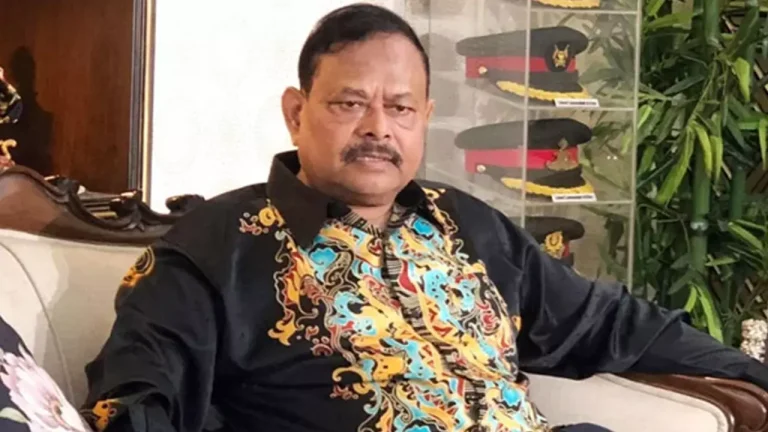 স্ত্রীসহ সাবেক সেনাপ্রধান আজিজ আহমেদের দেশত্যাগে নিষেধাজ্ঞা