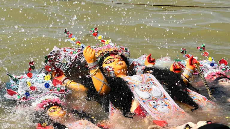 প্রতিমা বিসর্জন আজ, মণ্ডপে বিদায়ের সুর